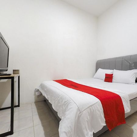 Hotel Reddoorz At Flamboyan Harapan Indah à Bekasi Extérieur photo