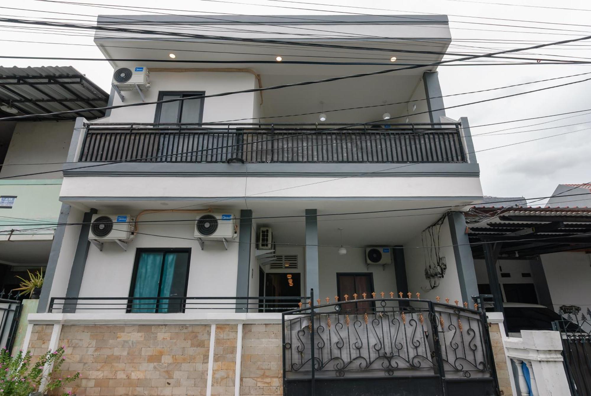 Hotel Reddoorz At Flamboyan Harapan Indah à Bekasi Extérieur photo