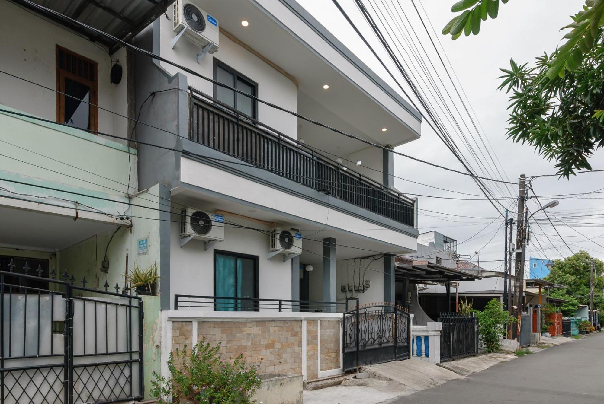 Hotel Reddoorz At Flamboyan Harapan Indah à Bekasi Extérieur photo