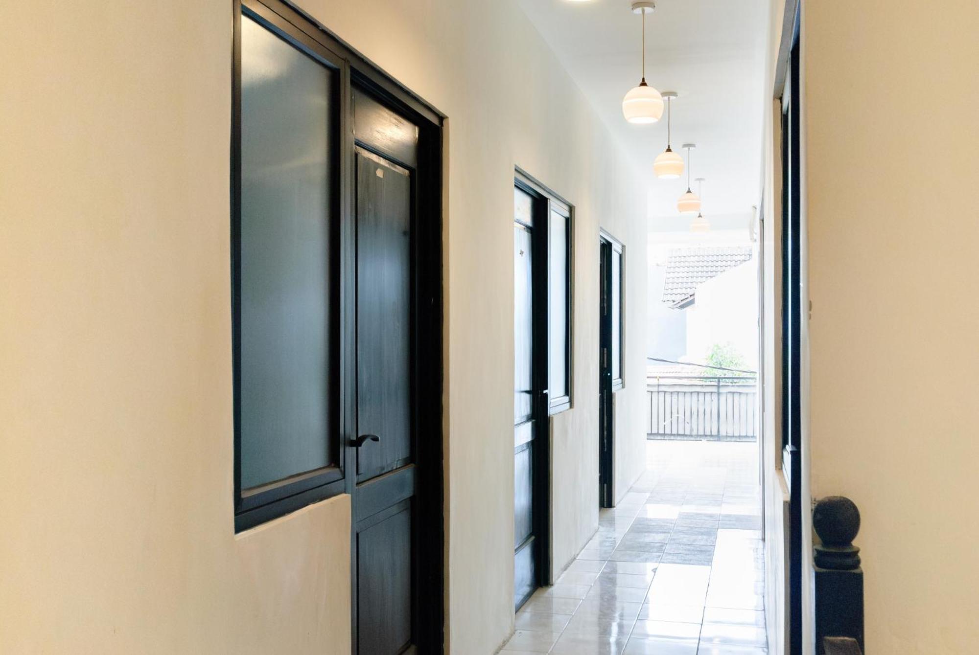 Hotel Reddoorz At Flamboyan Harapan Indah à Bekasi Extérieur photo