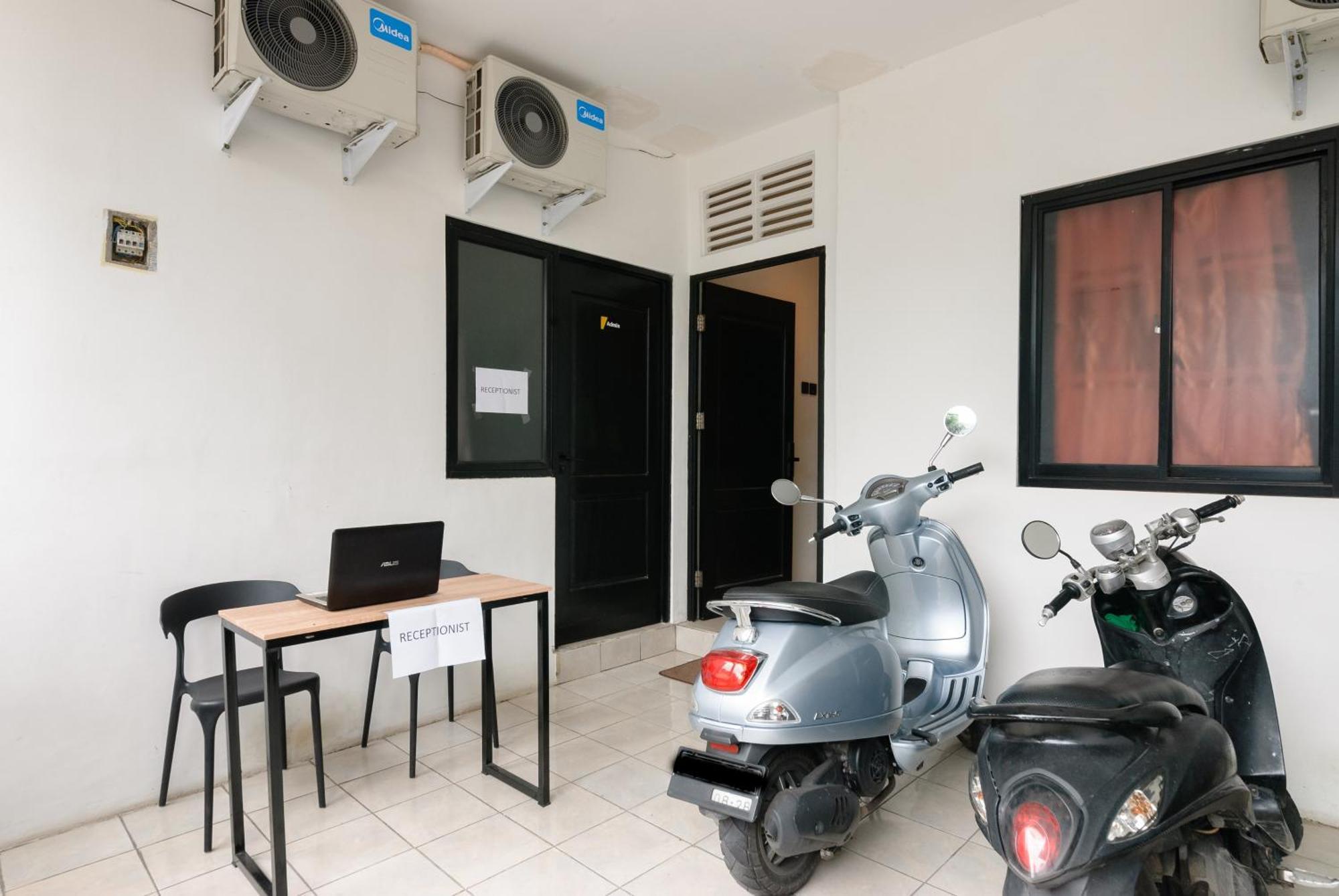Hotel Reddoorz At Flamboyan Harapan Indah à Bekasi Extérieur photo