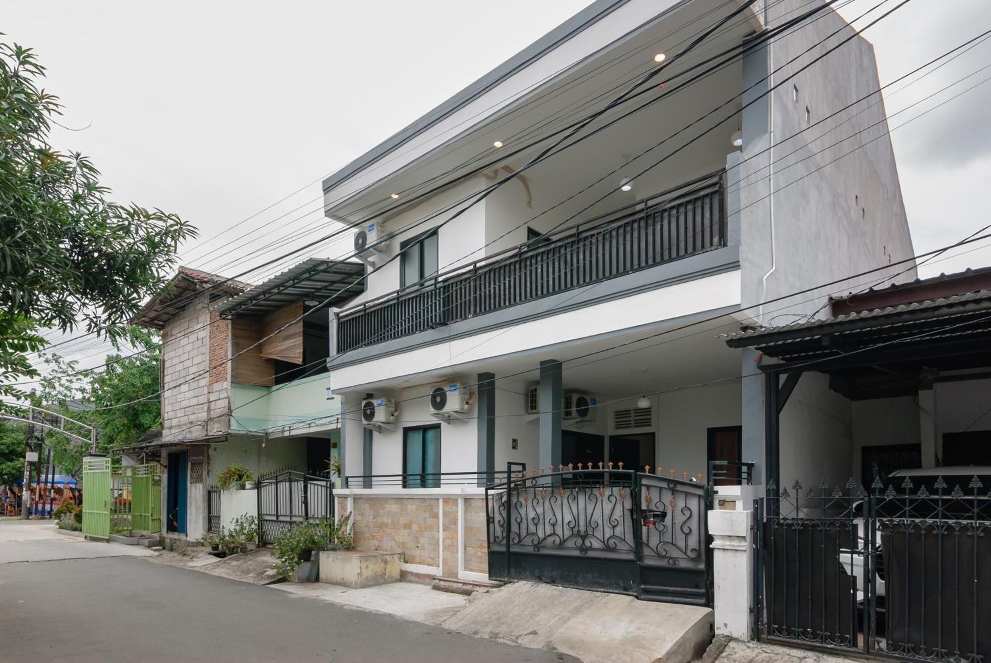 Hotel Reddoorz At Flamboyan Harapan Indah à Bekasi Extérieur photo