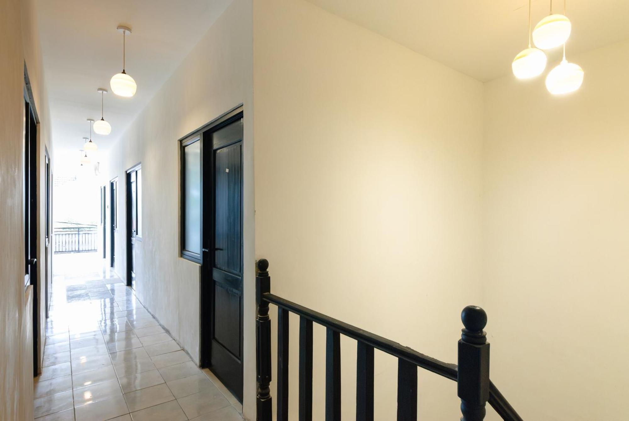 Hotel Reddoorz At Flamboyan Harapan Indah à Bekasi Extérieur photo