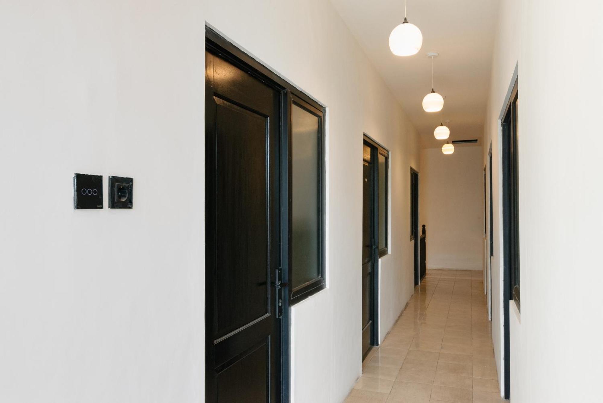 Hotel Reddoorz At Flamboyan Harapan Indah à Bekasi Extérieur photo