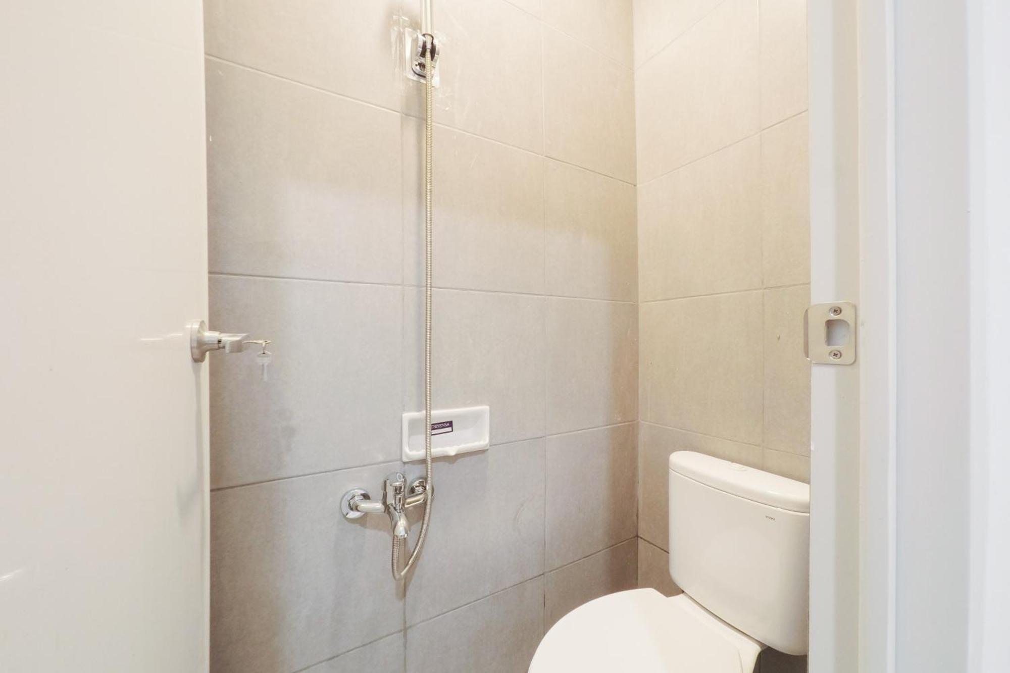Hotel Reddoorz At Flamboyan Harapan Indah à Bekasi Extérieur photo