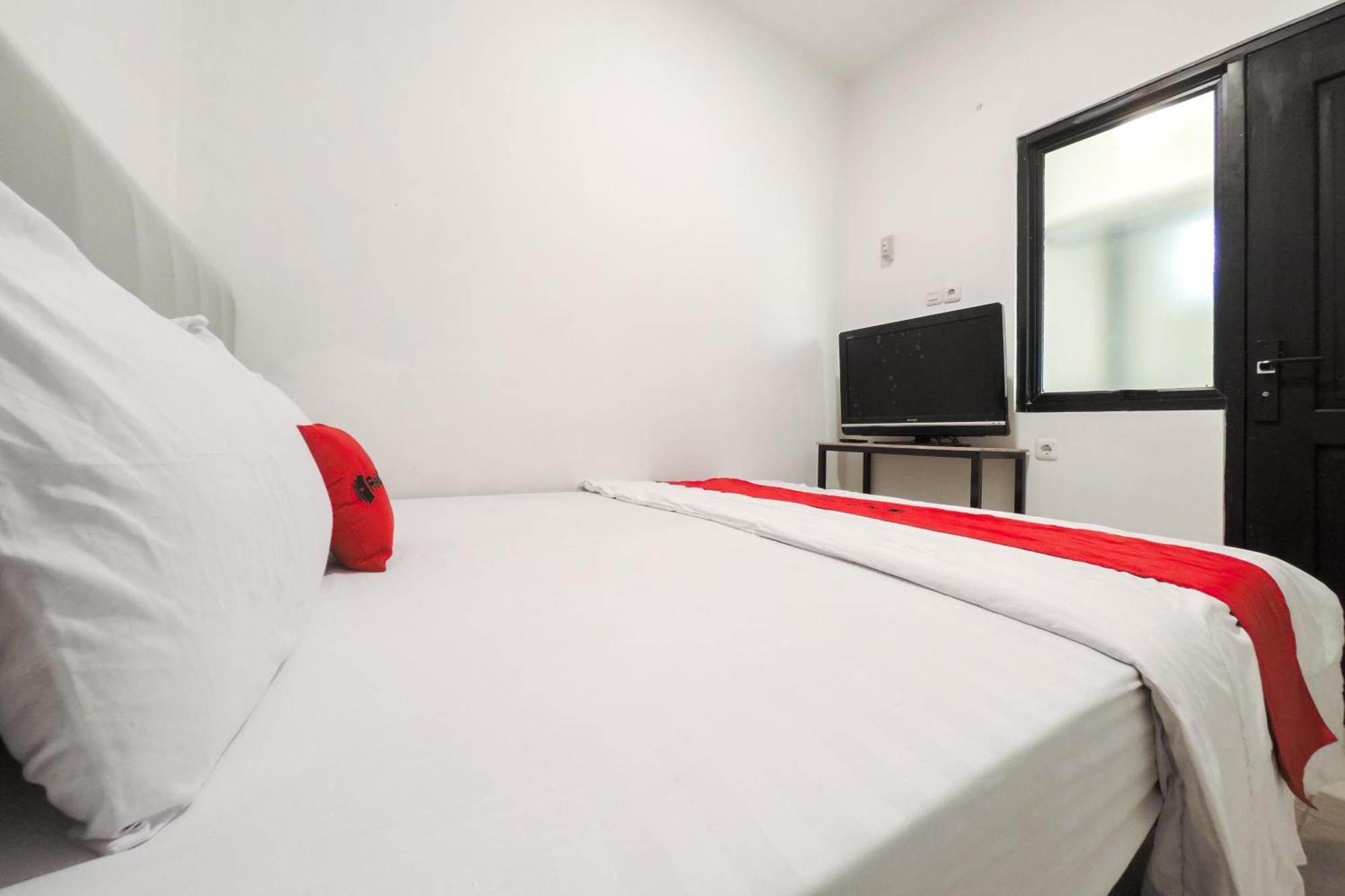 Hotel Reddoorz At Flamboyan Harapan Indah à Bekasi Extérieur photo