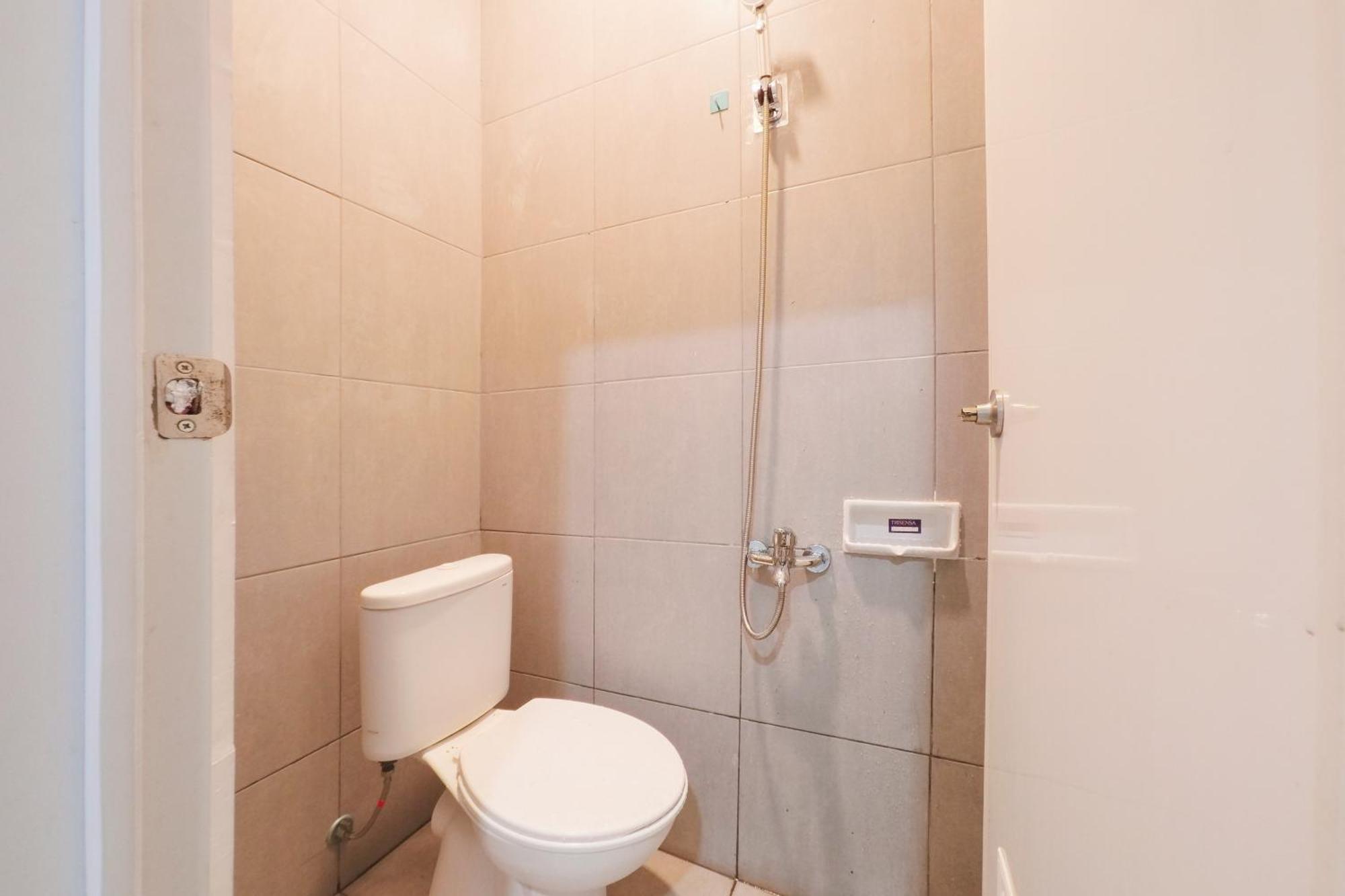 Hotel Reddoorz At Flamboyan Harapan Indah à Bekasi Extérieur photo