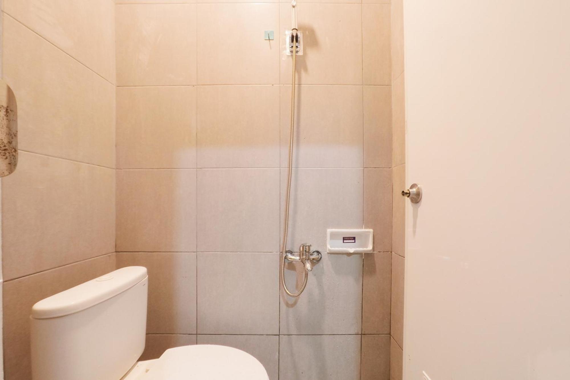Hotel Reddoorz At Flamboyan Harapan Indah à Bekasi Extérieur photo