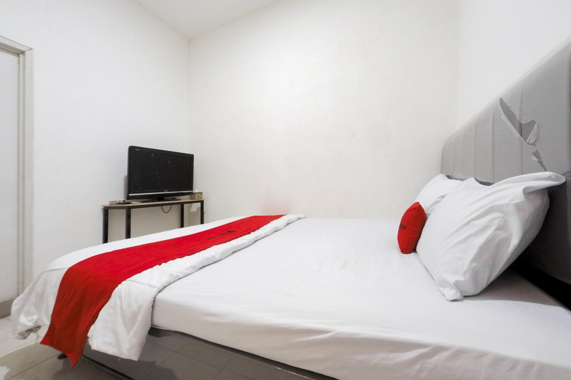 Hotel Reddoorz At Flamboyan Harapan Indah à Bekasi Extérieur photo