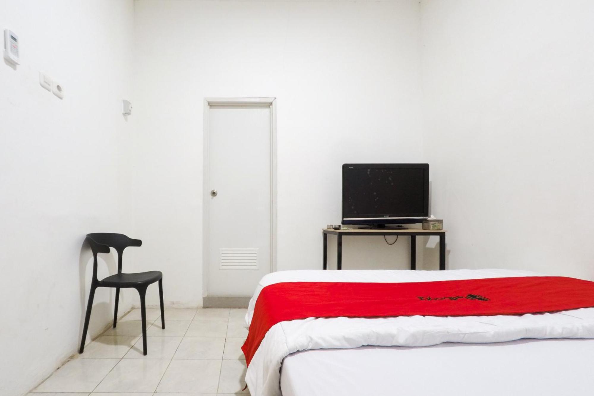 Hotel Reddoorz At Flamboyan Harapan Indah à Bekasi Extérieur photo
