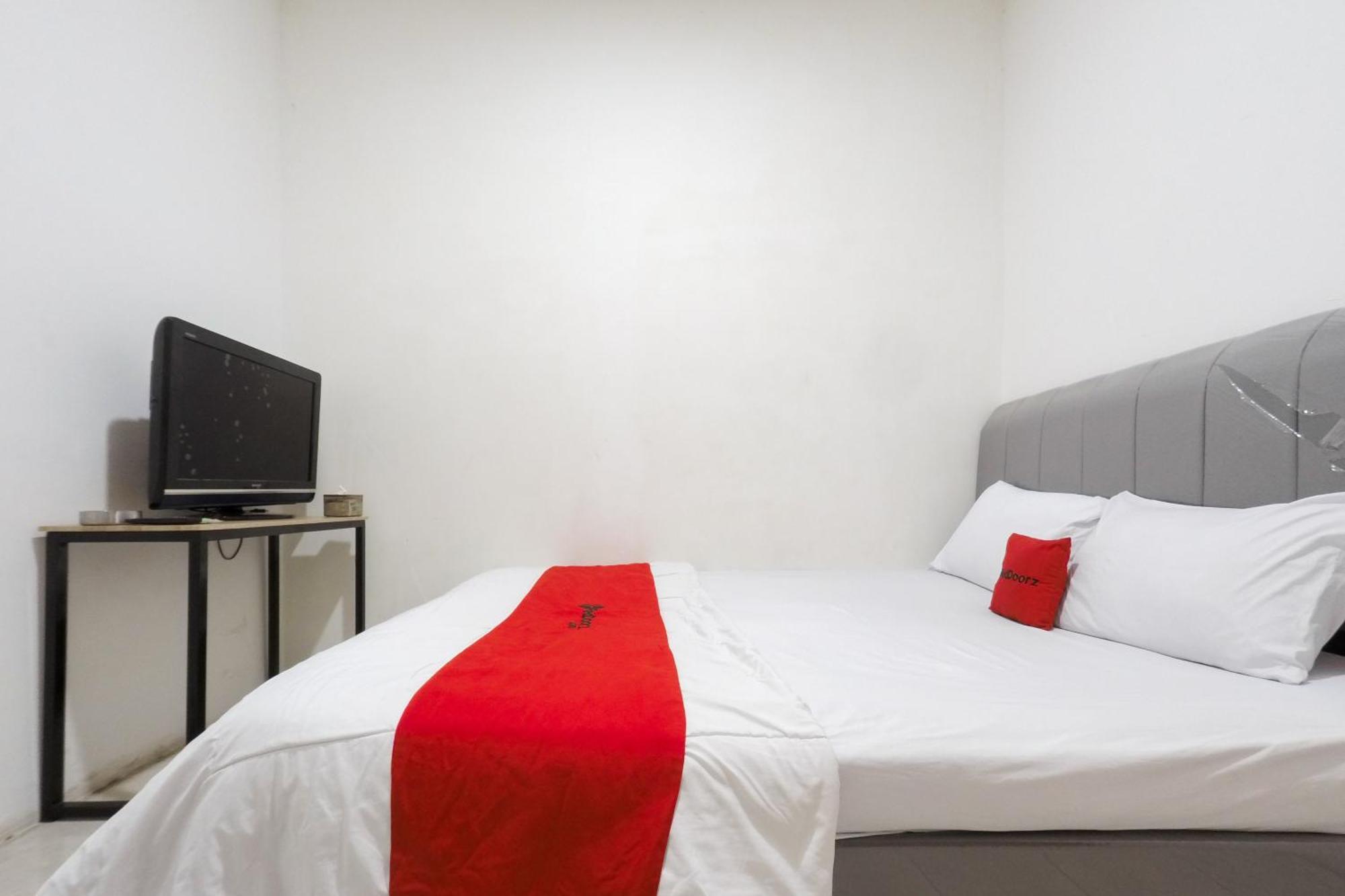 Hotel Reddoorz At Flamboyan Harapan Indah à Bekasi Extérieur photo