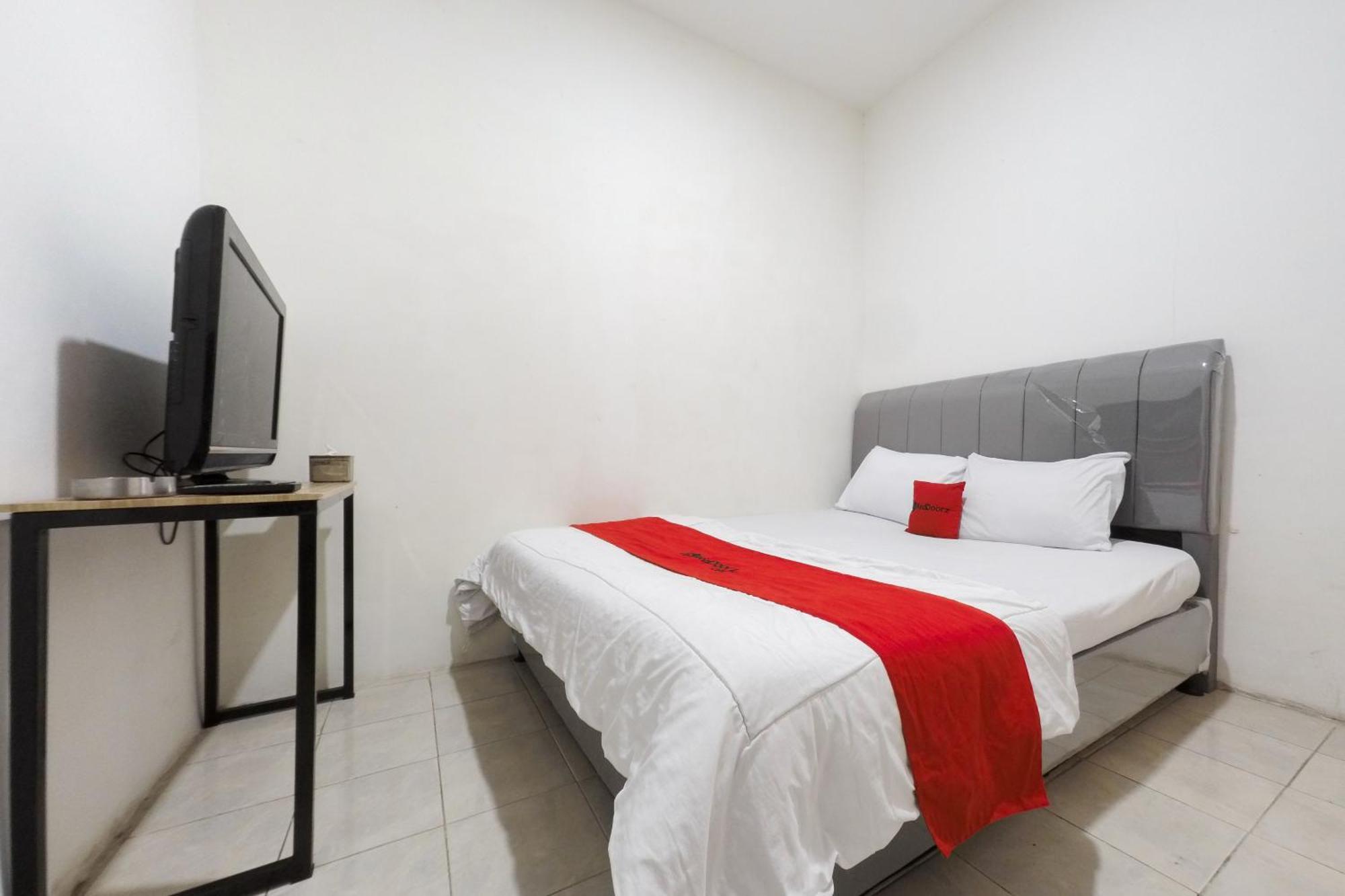 Hotel Reddoorz At Flamboyan Harapan Indah à Bekasi Extérieur photo